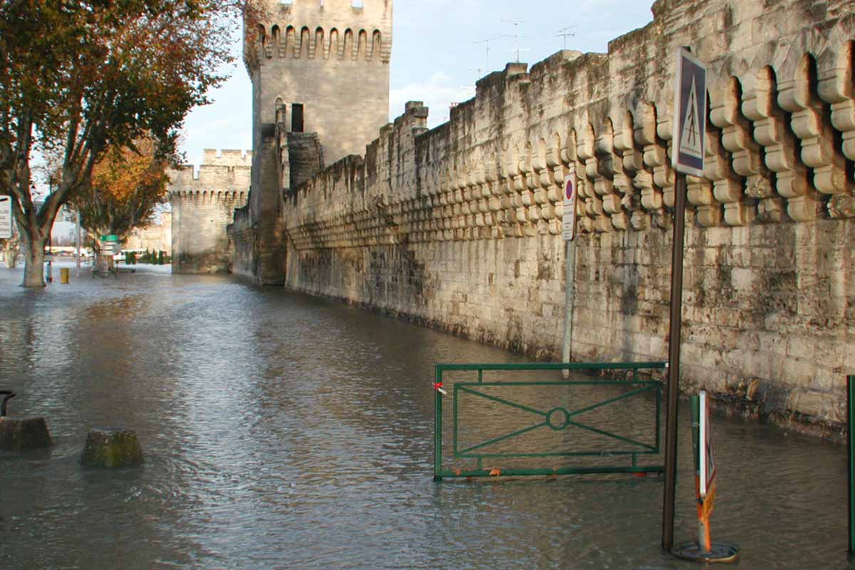 Remparts d'Avignon inondations en 2002 © VF