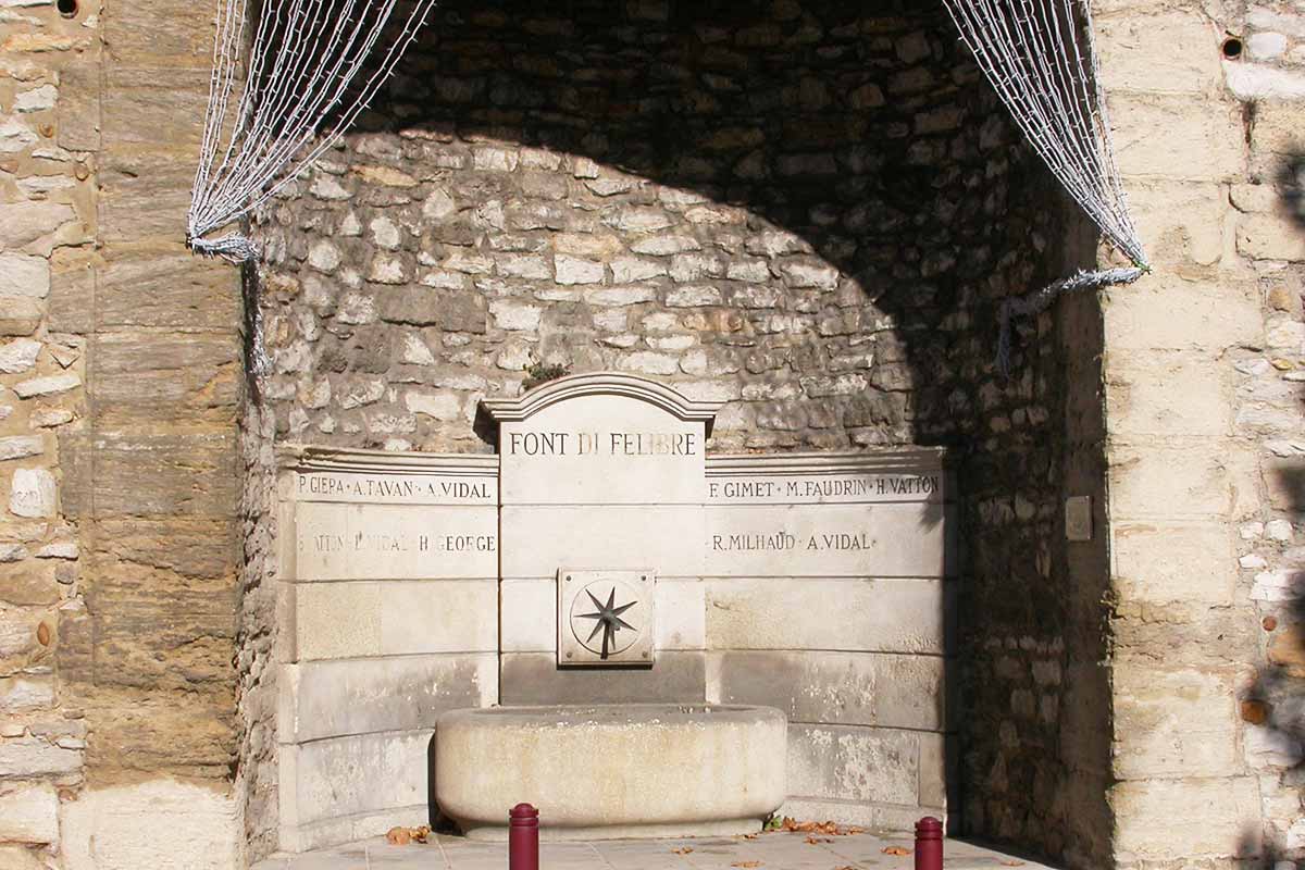 Fontaine des Félibres à village Chateauneuf de Gadagne © VF