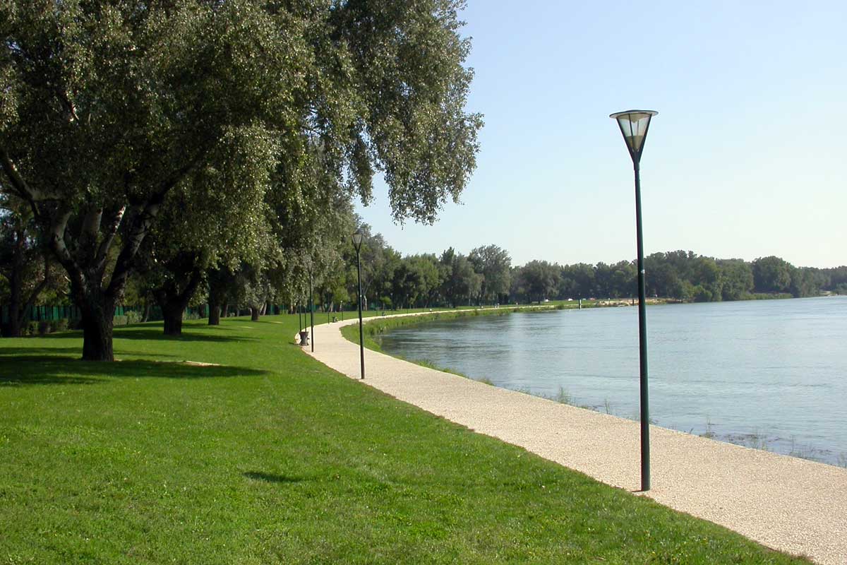 Walk of the towpath of the island of Barthelasse in Avignon © VF