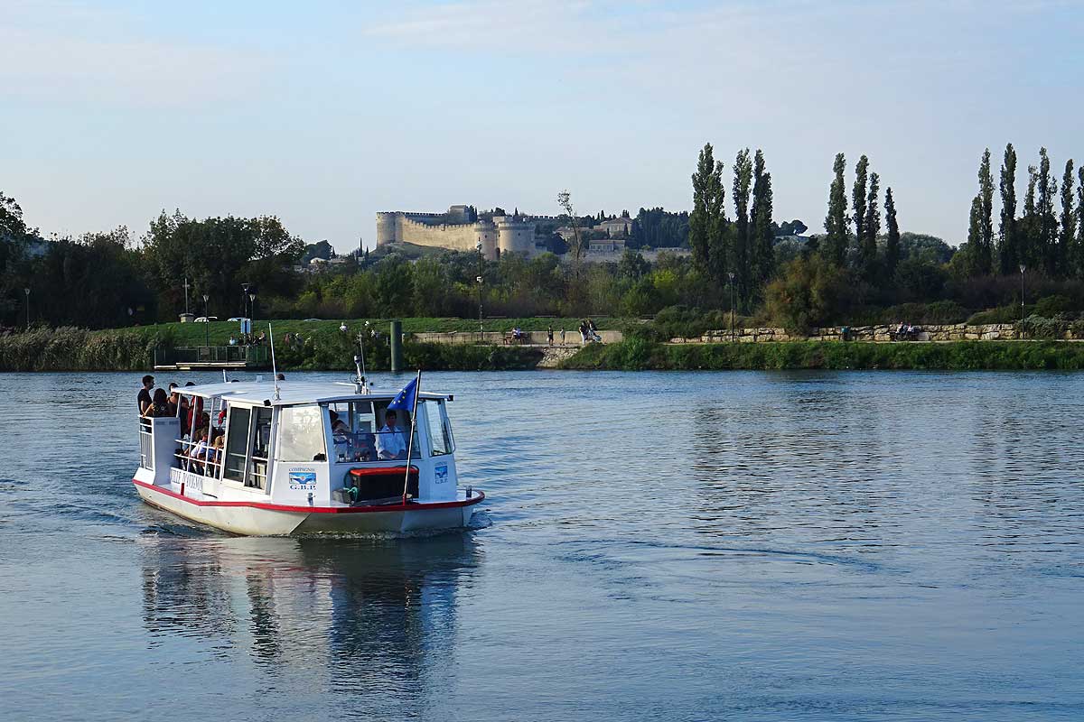 Navette fluviale gratuite entre Avignon et l'île de la Barthelasse © VF