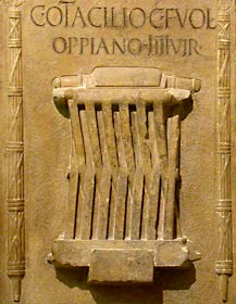 Cippe, chaise de consul romain, musée lapidaire, Avignon © VF