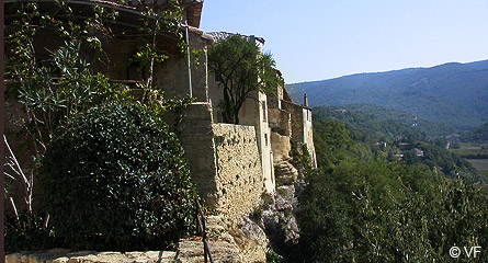 MENERBES village of the Luberon in Provence - photos & report Horizon ...