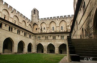 palais vieux du pape benoit 12 en Avignon