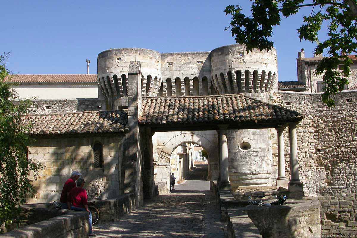 Porte médiévale Notre-Dame in Pernes-les-Fontaines